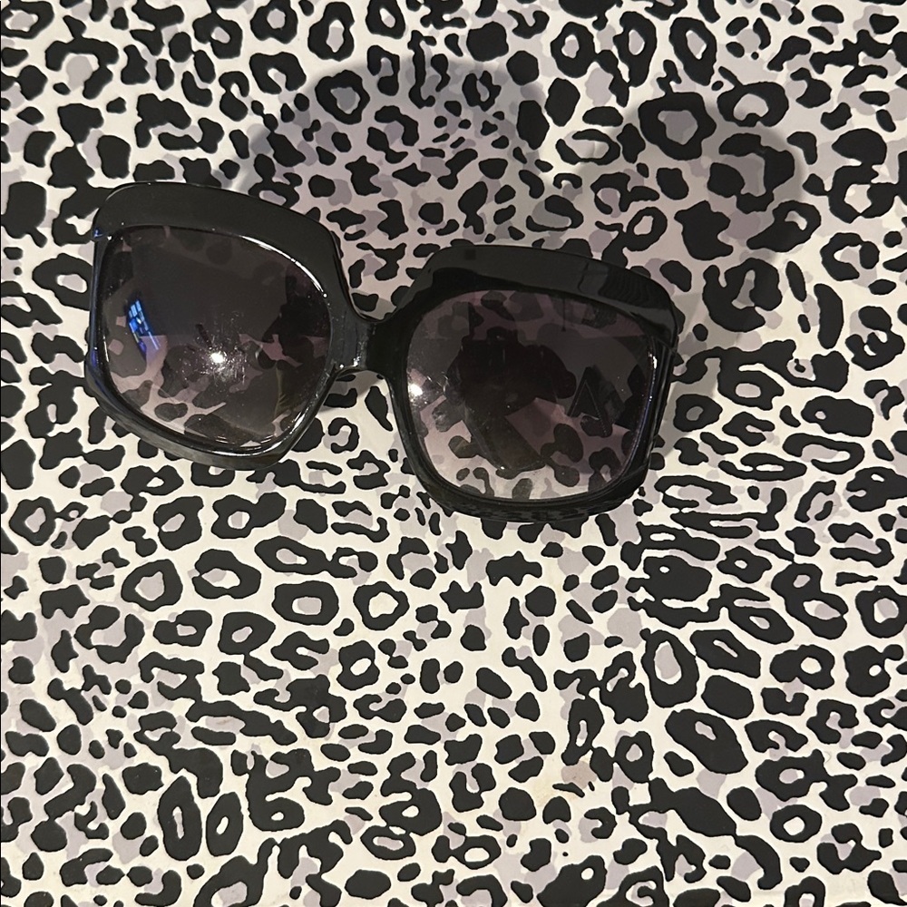 Stylish Black Sunglasses - Picture 1 of 2